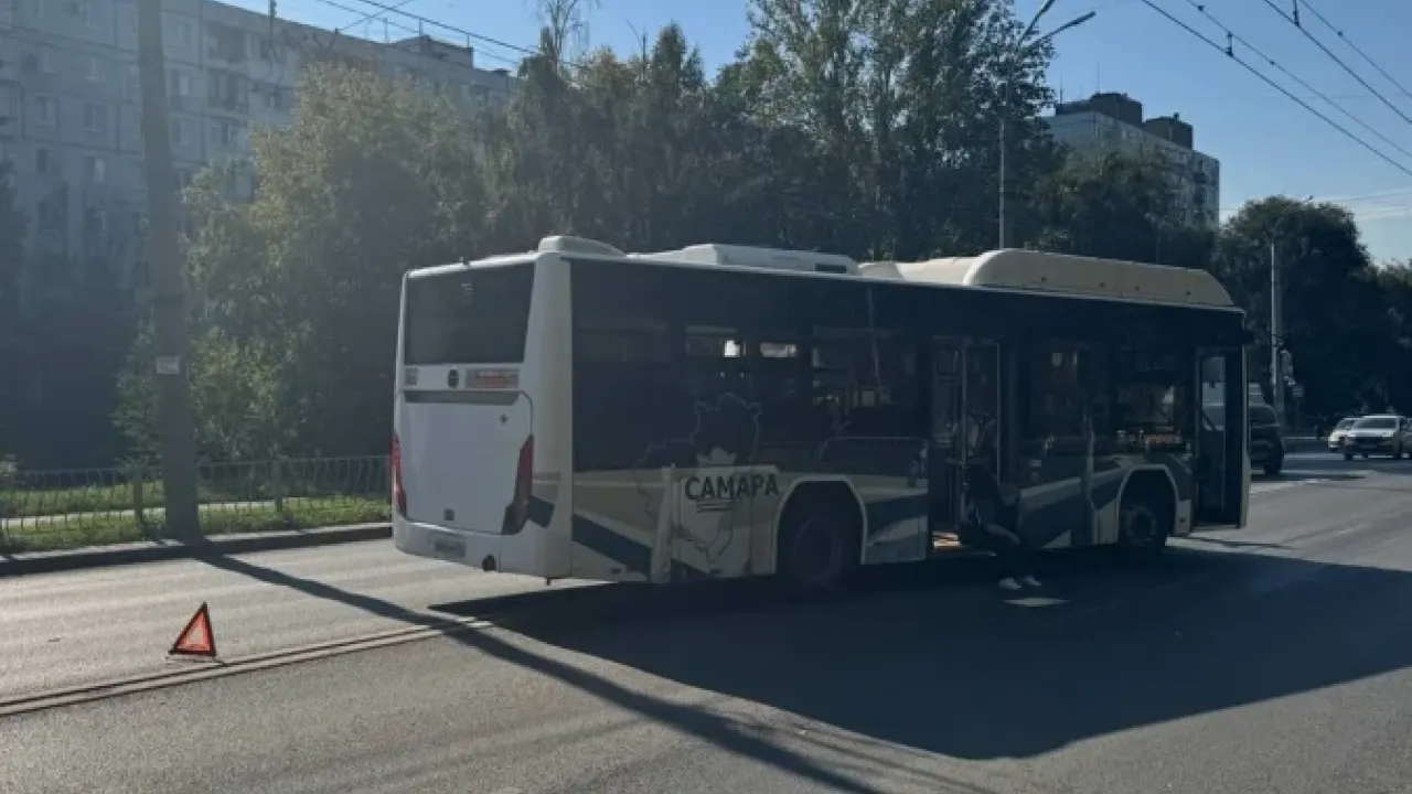 В Самаре автобус наехал на юношу на электровелосипеде — Самара Сейчас