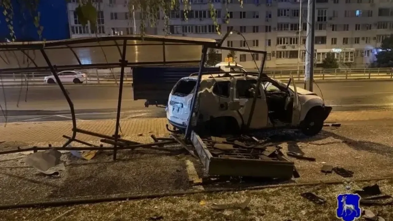 В Самаре водитель Renault Duster врезался в остановку и отказался от медосвидетельствования — Самара Сейчас