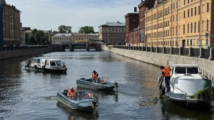 В Петербурге за лето очистили 369 водных объектов от мусора и растительности