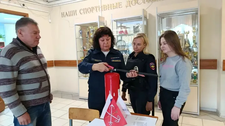На избирательных участках Петербурга дежурят 115 сотрудников пожарно-спасательных отрядов