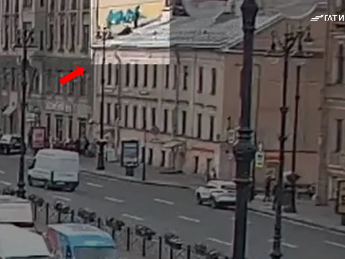 В Петербурге задержали двух молодых людей за граффити у ТЦ «Галерея»