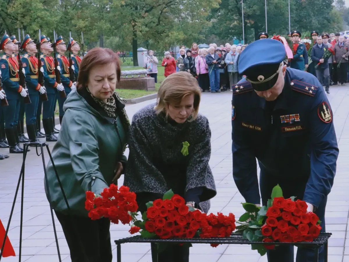 В Петербурге в День народного ополчения возложили цветы на кладбище «Дачное»