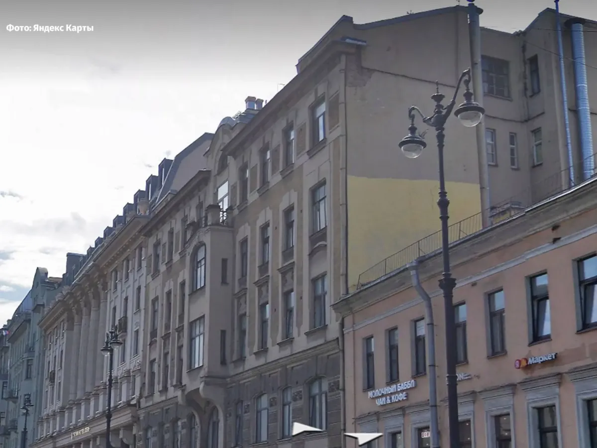 В Петербурге задержали двух молодых людей за граффити у ТЦ «Галерея»
