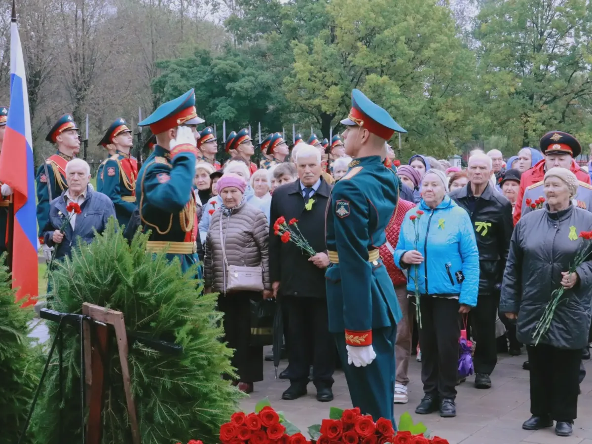 В Петербурге в День народного ополчения возложили цветы на кладбище «Дачное»