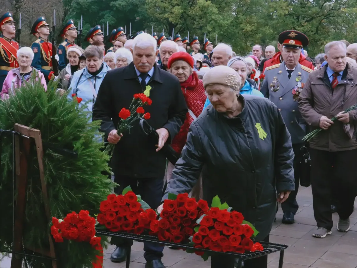 В Петербурге в День народного ополчения возложили цветы на кладбище «Дачное»