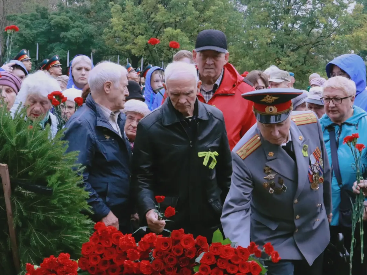 В Петербурге в День народного ополчения возложили цветы на кладбище «Дачное»