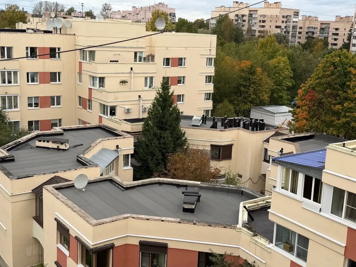 В Петербурге жилкомсервисы начали капремонт крыш в 10 районах города