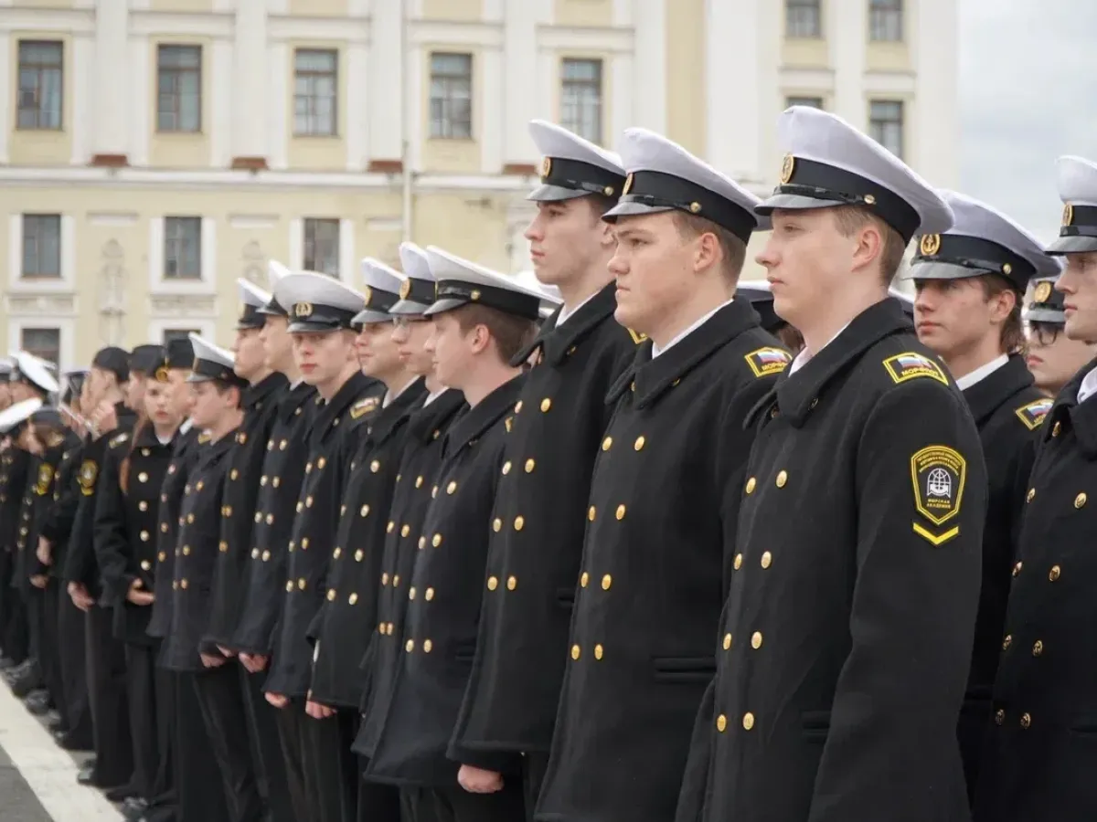 На Дворцовой площади посвятили в курсанты и студенты университета Макарова