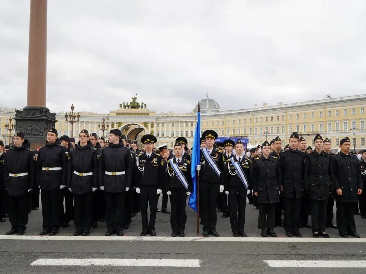 На Дворцовой площади посвятили в курсанты и студенты университета Макарова