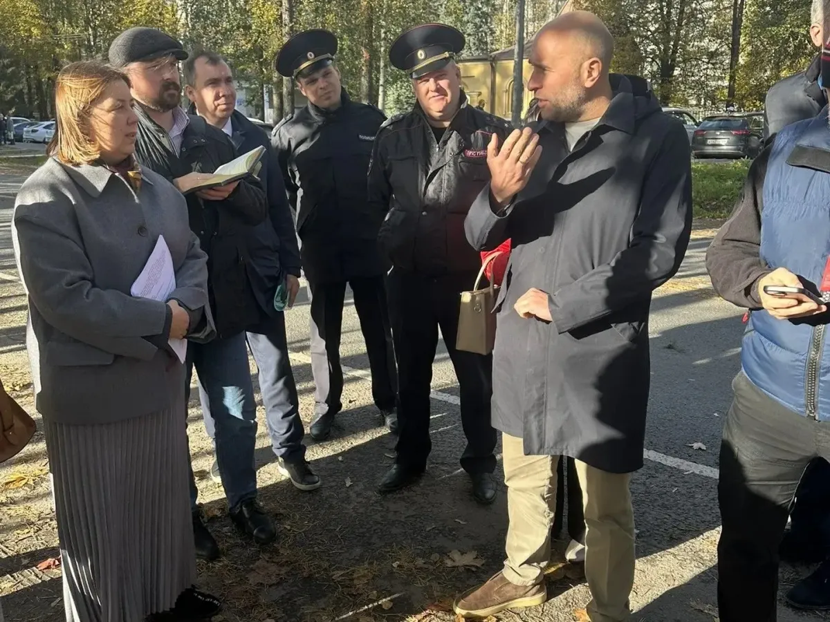 В Песочном обсудили работу автостоянки у онкокластера