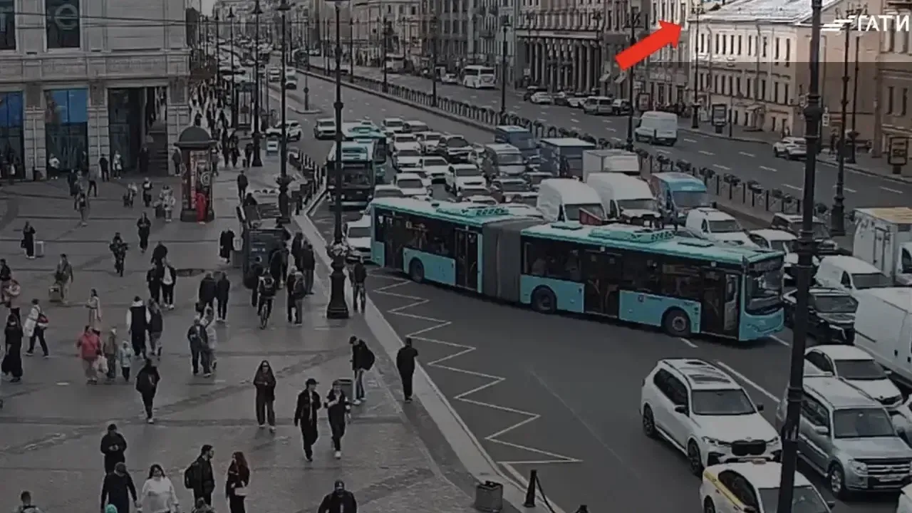 В Петербурге задержали двух молодых людей за граффити у ТЦ «Галерея»