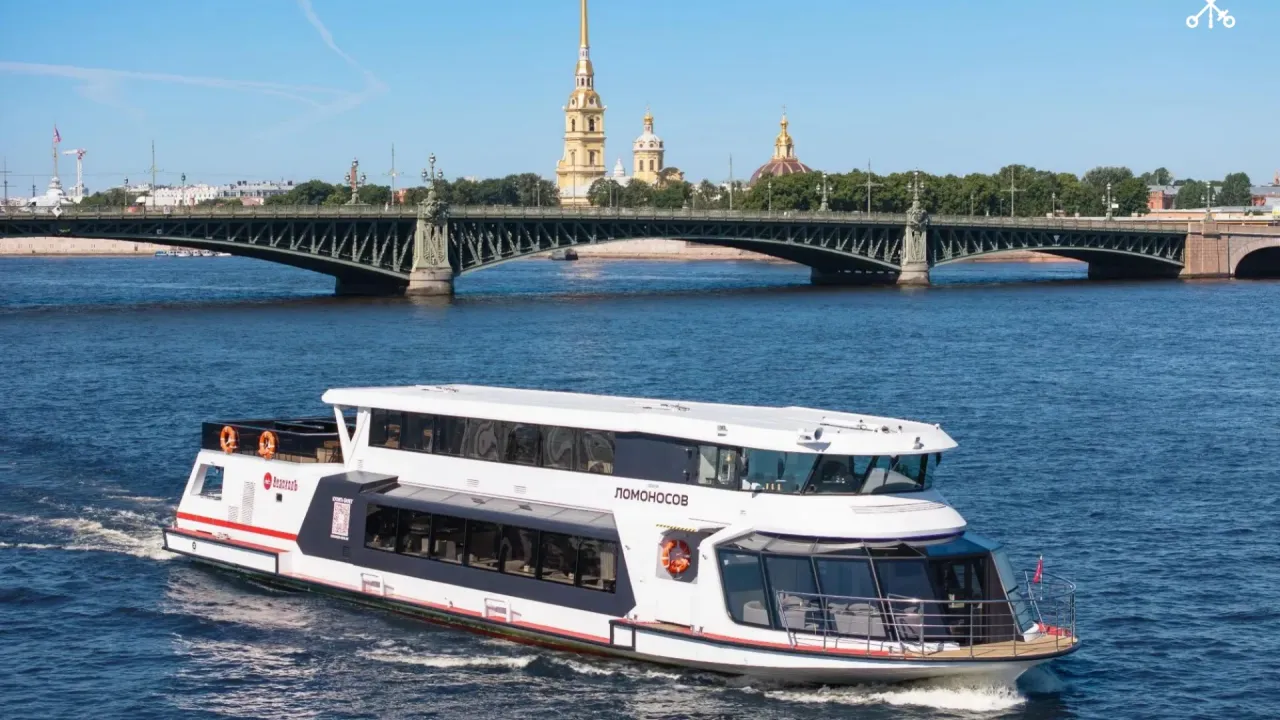 От причала у Петропавловской крепости начал ходить электросудно «Ломоносов»