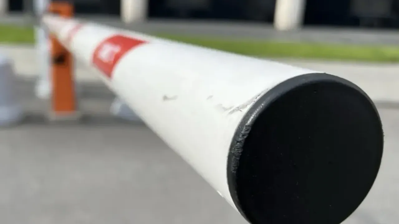В Петербурге обновили порядок установки шлагбаумов во дворах с 2026 года