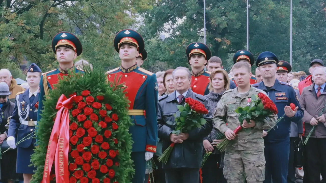 В Петербурге в День народного ополчения возложили цветы на кладбище «Дачное»