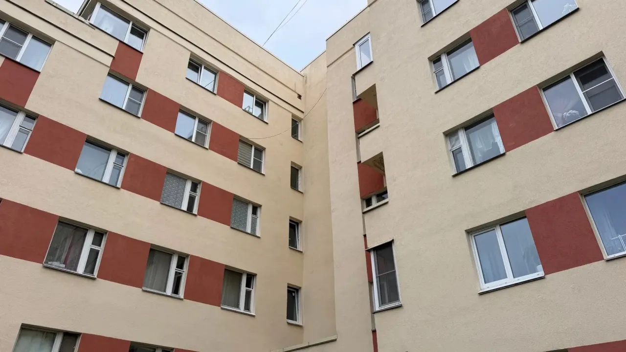 В Петербурге жилкомсервисы начали капремонт крыш в 10 районах города — Санкт-Петербург Сейчас