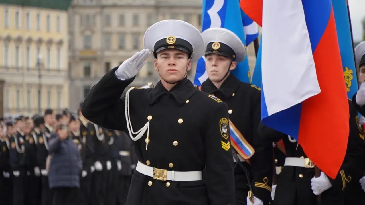 На Дворцовой площади посвятили в курсанты и студенты университета Макарова — Санкт-Петербург Сейчас