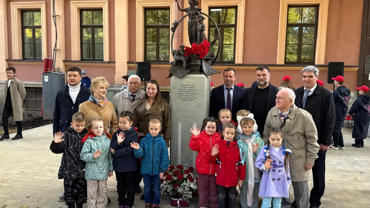 В Петербурге открыли сквер и памятник, посвященные воспитателям — Санкт-Петербург Сейчас