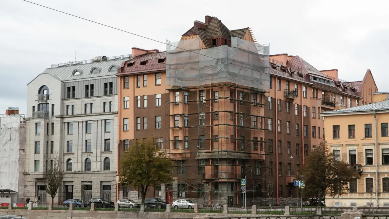 На крыше дома Капустина началась реставрация керамической черепицы — Санкт-Петербург Сейчас
