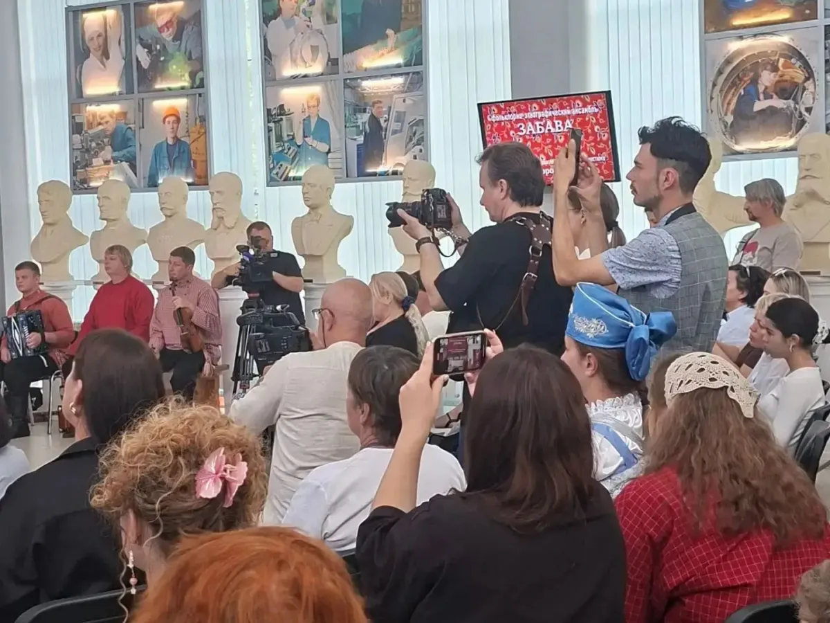 В Саратове показали театрализованное дефиле «Поэзия народного костюма»