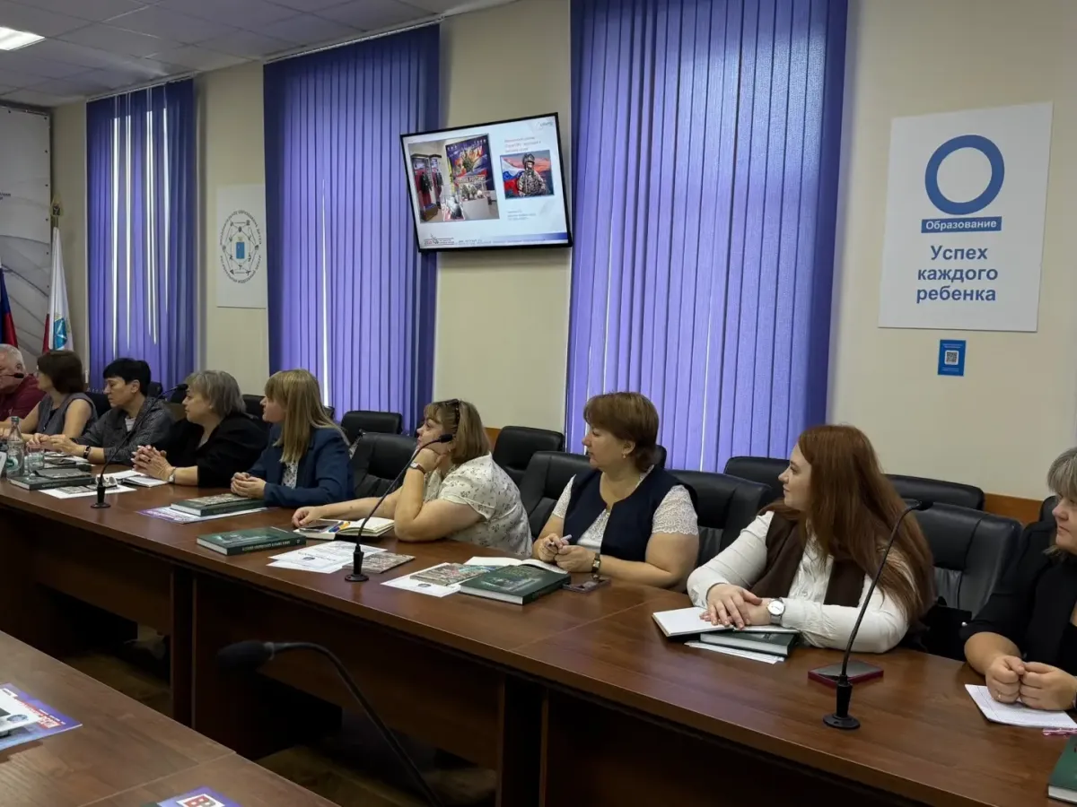 В Саратове обсудили экспозиции о героях спецоперации в школьных музеях