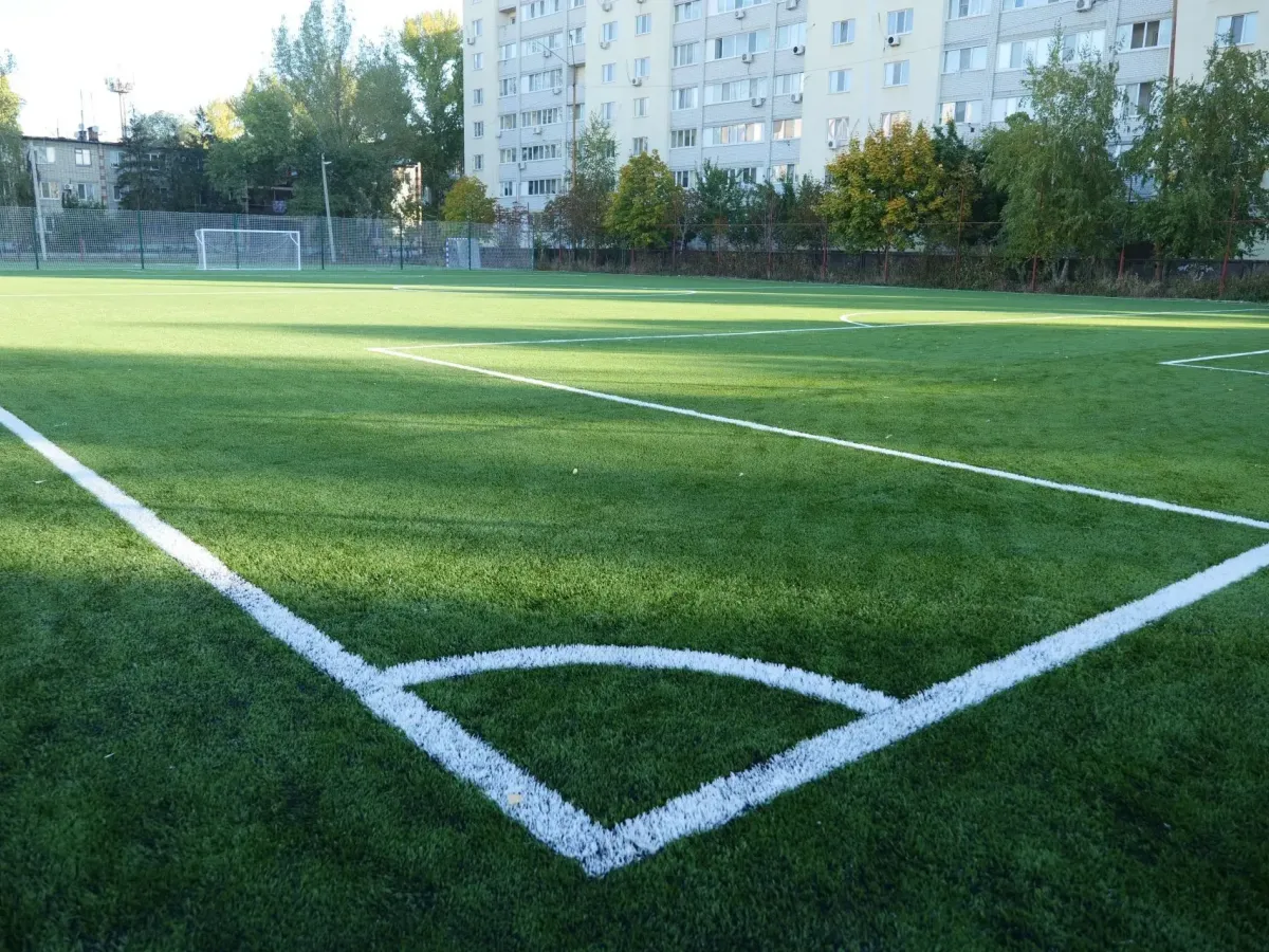 В Энгельсе на базе школы № 9 открыли новую спортивную площадку