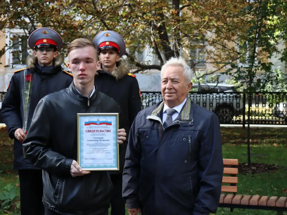 В сквере Первой учительницы обновили Доски почёта работников образования и успеха молодёжи