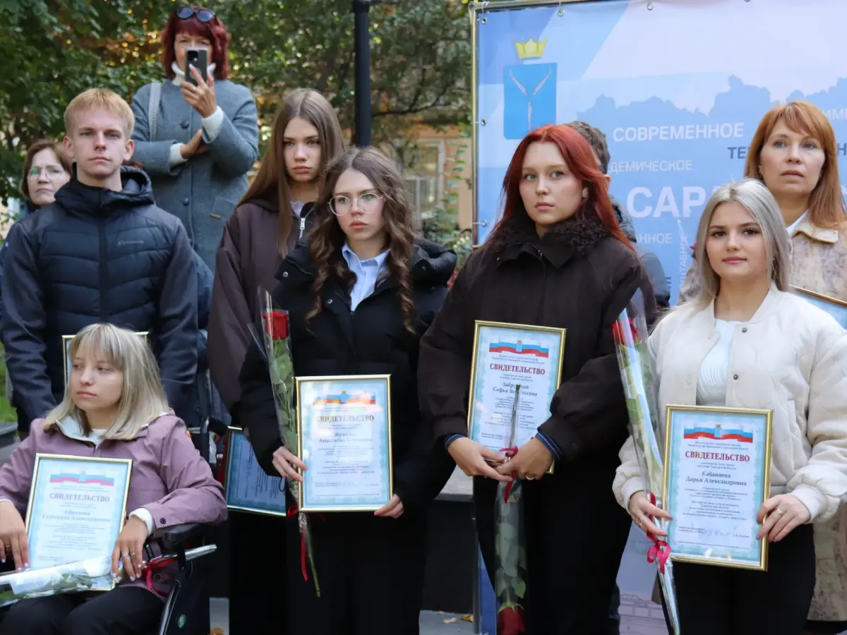 В сквере Первой учительницы обновили Доски почёта работников образования и успеха молодёжи