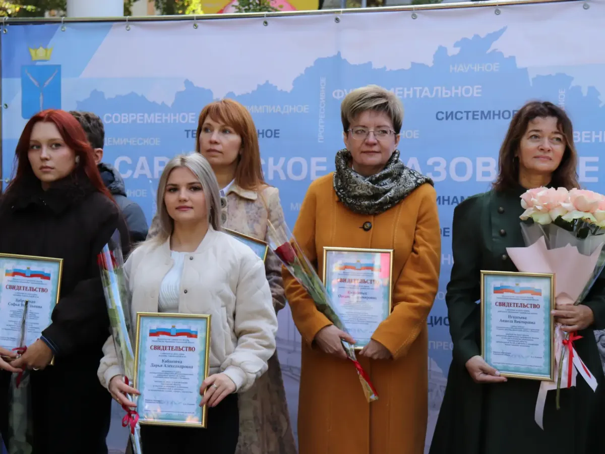 В сквере Первой учительницы обновили Доски почёта работников образования и успеха молодёжи