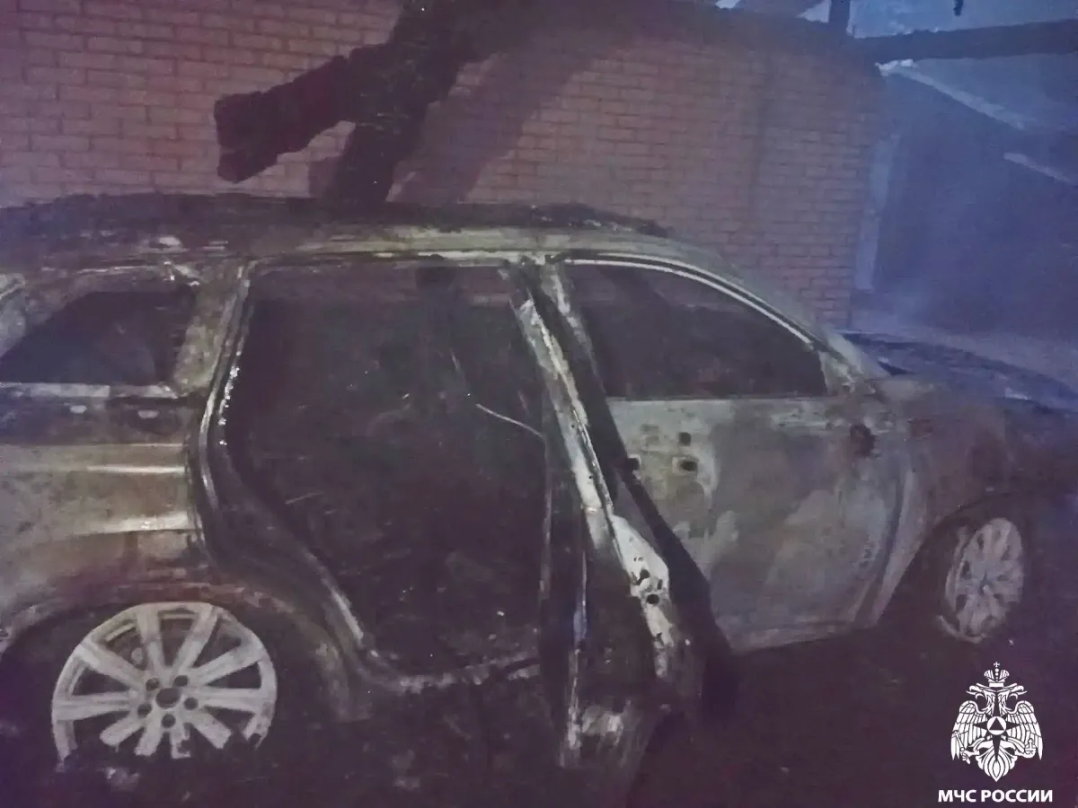 В Гагарине во дворе частного дома сгорели два автомобиля и гараж
