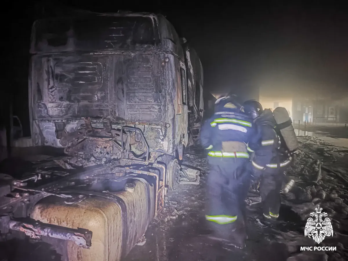 В Смоленске ликвидировали пожар в ремонтной мастерской на улице Соболева