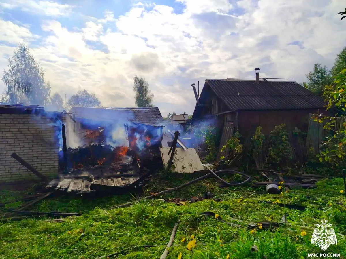 В Стодолище сгорел частный дом с пристройками и гаражом