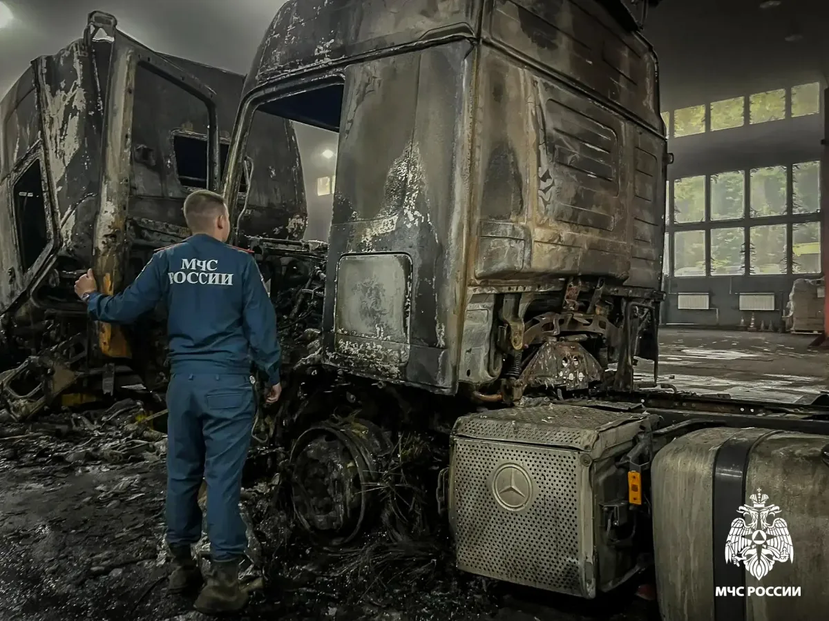 В Смоленске ликвидировали пожар в ремонтной мастерской на улице Соболева
