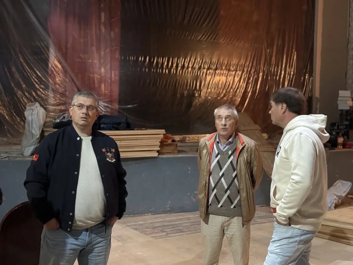 Александр Новиков проверил ход ремонта Камерного театра и ДК «Шарм»