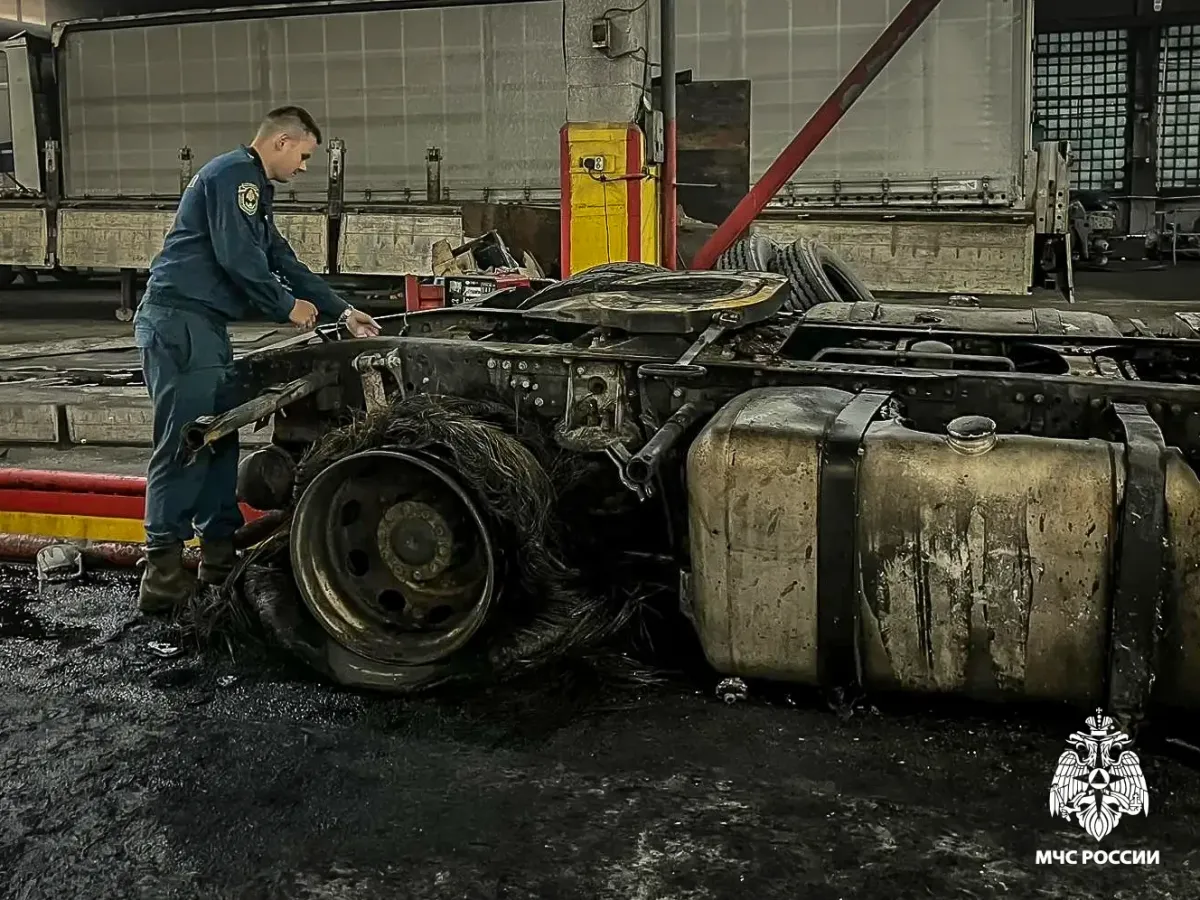 В Смоленске ликвидировали пожар в ремонтной мастерской на улице Соболева
