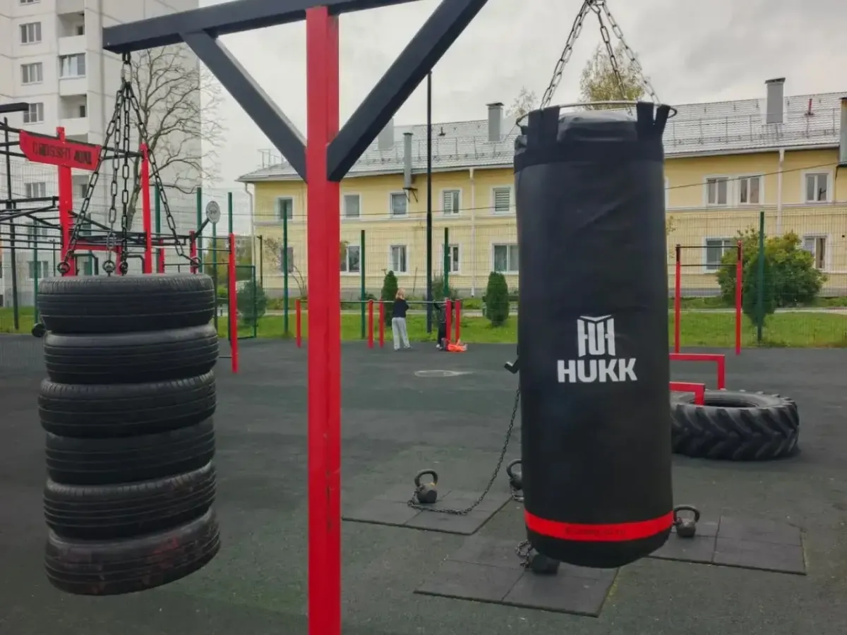 В сквере за ДК «Сортировка» установили уличную боксёрскую грушу
