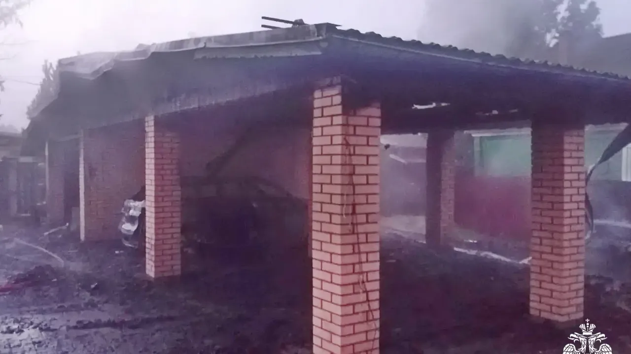 В Гагарине во дворе частного дома сгорели два автомобиля и гараж — Смоленск Сейчас
