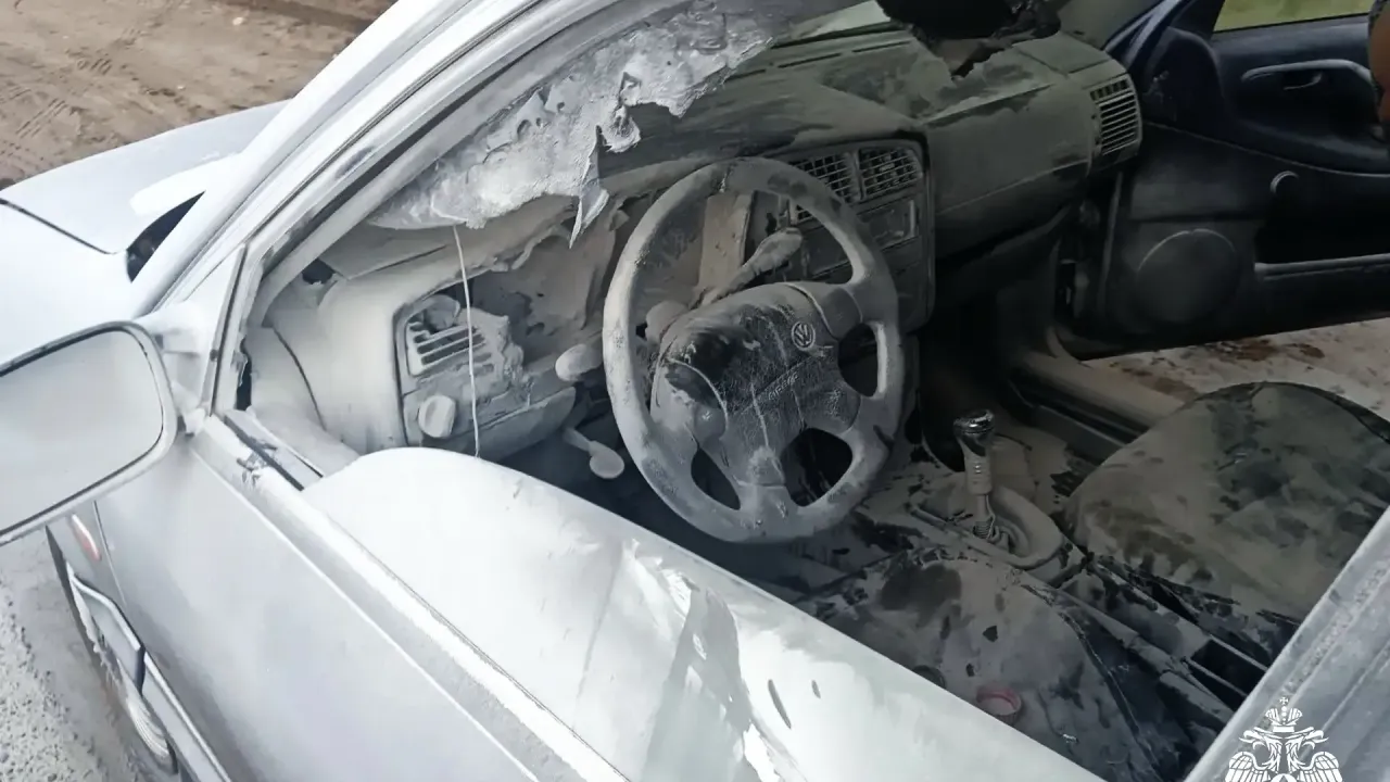 В Сафонове водитель ликвидировал возгорание в салоне иномарки до приезда пожарных — Смоленск Сейчас