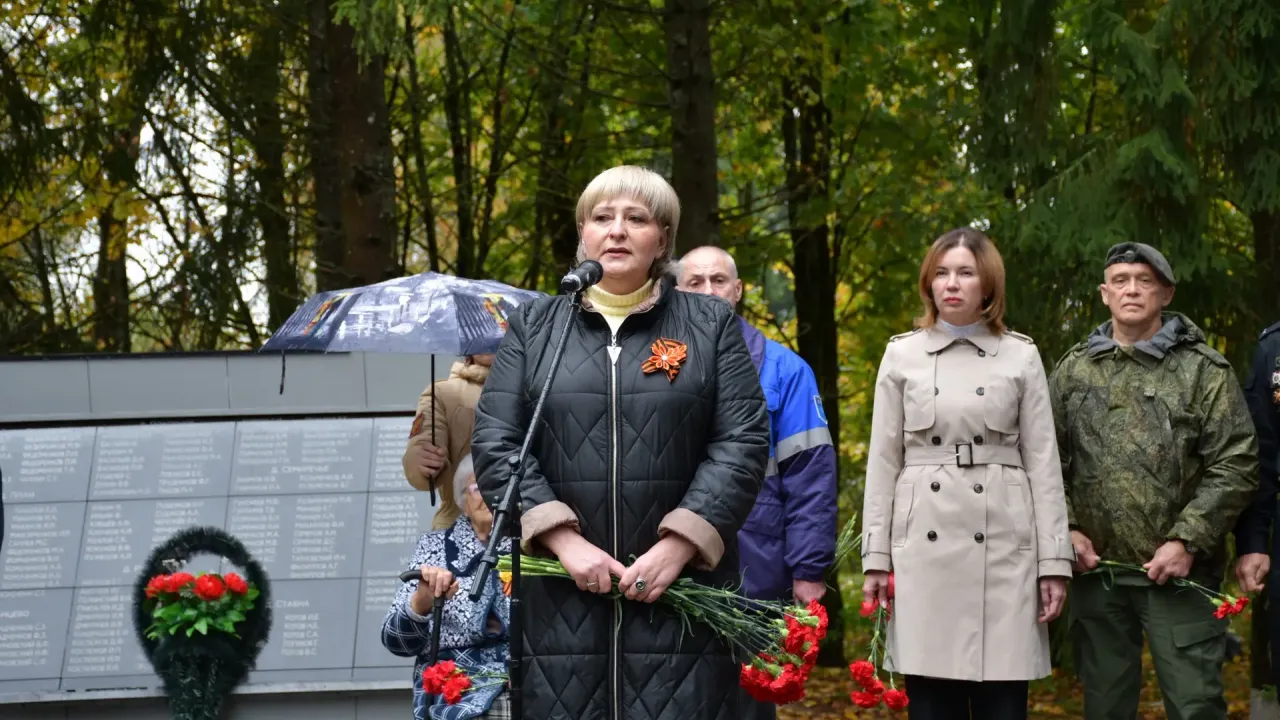 В Жукове зажгли Вечный огонь на мемориале «Памяти павших односельчан» — Смоленск Сейчас