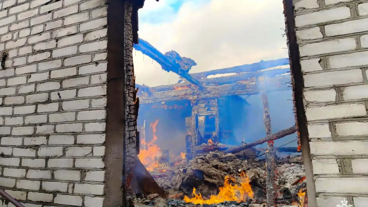 В Стодолище сгорел частный дом с пристройками и гаражом — Смоленск Сейчас