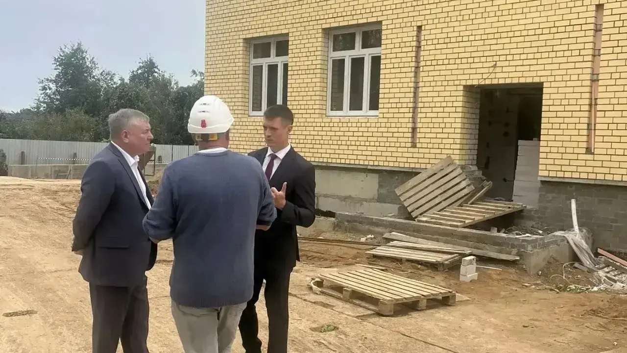 Константин Ростовцев проинспектировал стройплощадки в Починковском округе — Смоленск Сейчас