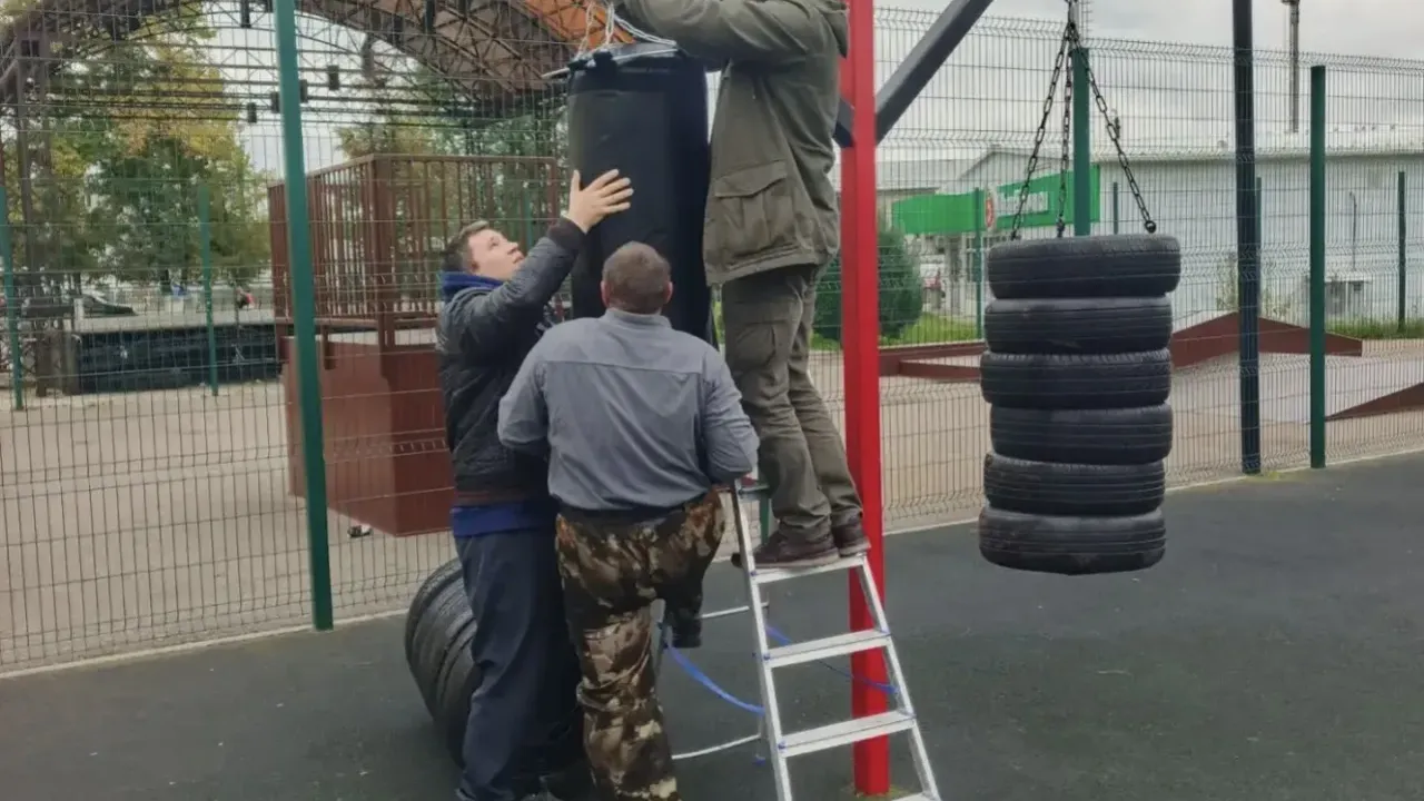 В сквере за ДК «Сортировка» установили уличную боксёрскую грушу — Смоленск Сейчас