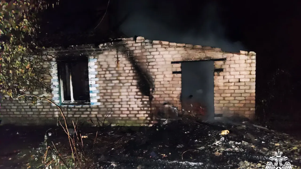 Соседи вынесли женщину из горящего дома в деревне Раевка — Смоленск Сейчас