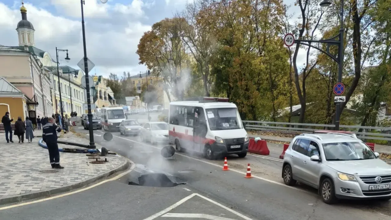 На сетях теплоснабжения в районе поворота на Соборный холм произошла авария — Смоленск Сейчас