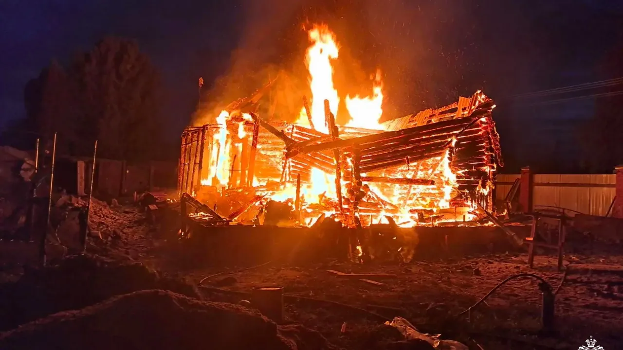 В селе Новый сгорел частный дом, одной из версий названо короткое замыкание гирлянды — Смоленск Сейчас