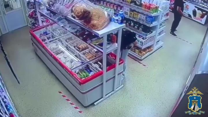 В Ставрополе установили женщину, похитившую телефон из продуктового магазина — Ставрополь Сейчас