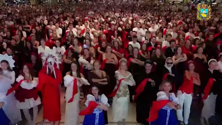 В Екатеринбурге устроили флешмоб перед Международным фестивалем молодежи — Ставрополь Сейчас