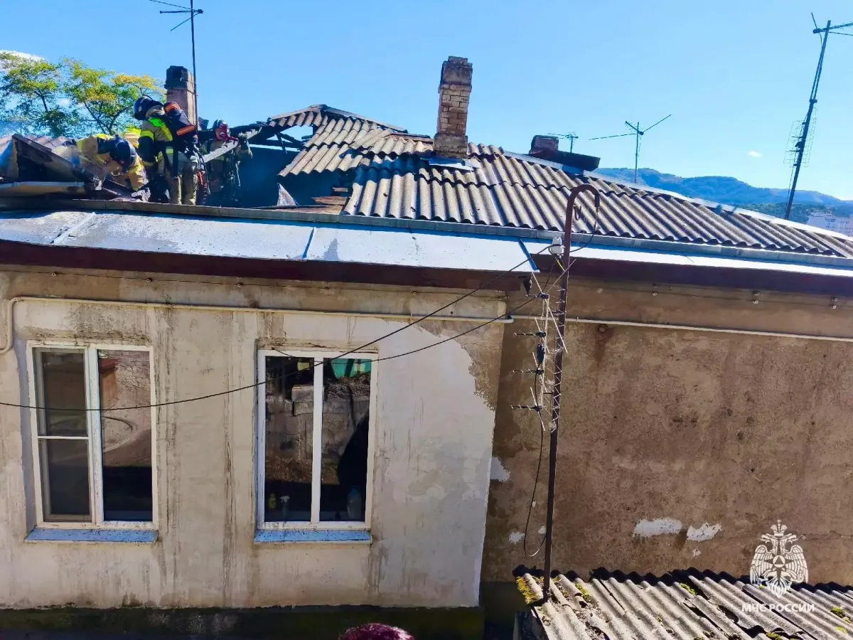 В Кисловодске пожарные ликвидировали возгорание на крыше жилого дома