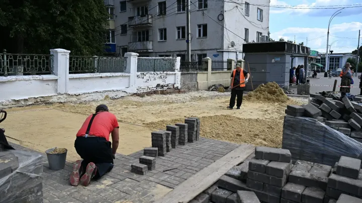 На улице Советской в Тамбове восстанавливают тротуар на месте снесенного киоска — Тамбов Сейчас