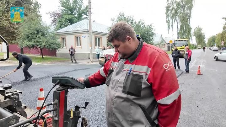 В Тамбове на улице Социалистической укладывают верхний слой асфальта — Тамбов Сейчас