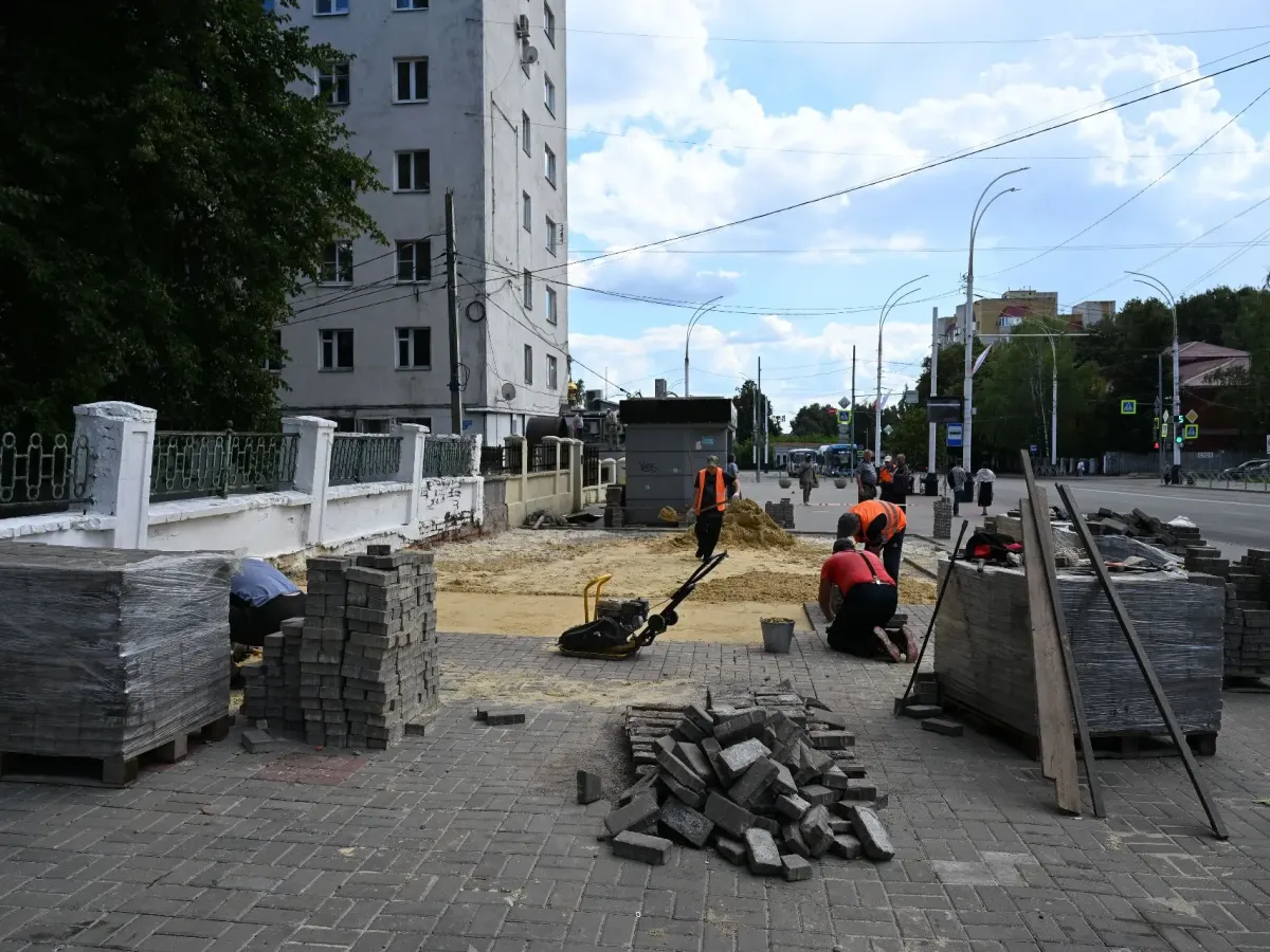 На улице Советской в Тамбове восстанавливают тротуар на месте снесенного киоска